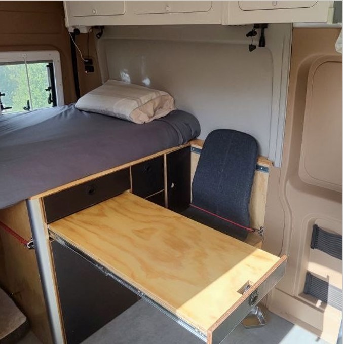 Mesa extraible y asientos fijos