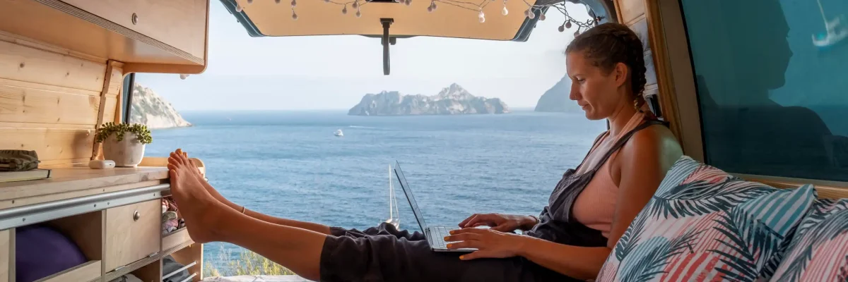 joven-que-usa-dispositivo-digital-mientras-viaJA